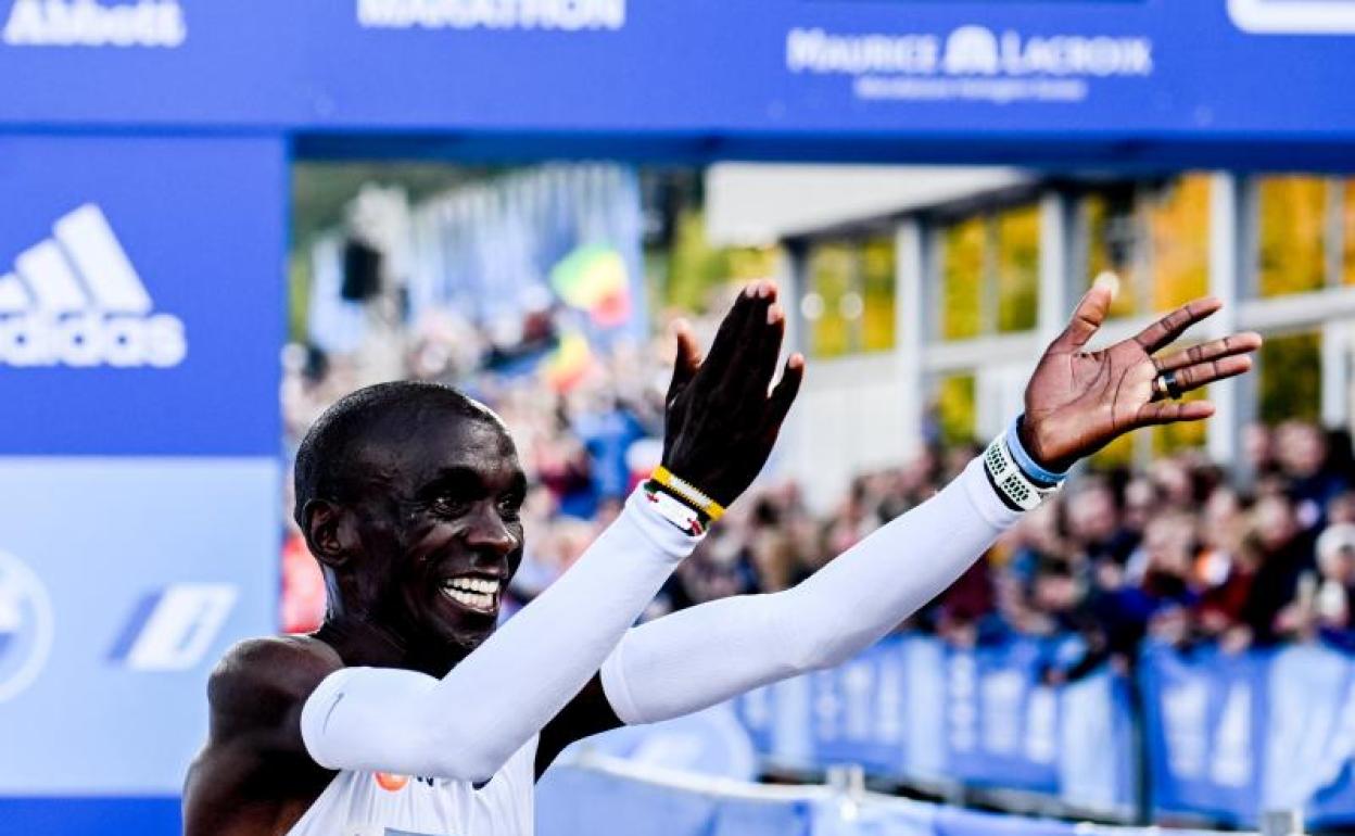 Kipchoge celebra su victoria en Berlín. 