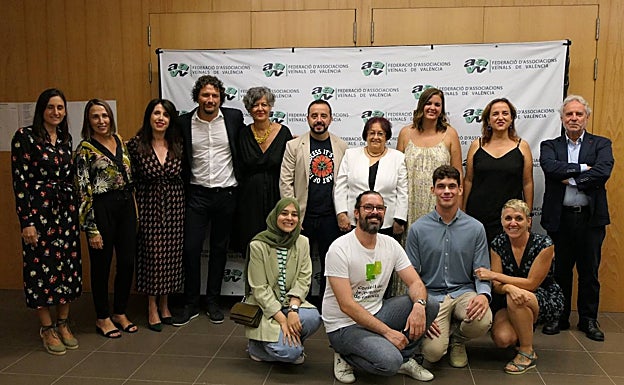 La vicealcladesa Sandra Gómez, representantes municipales y la Síndica de Compromís en Les Corts, Papi Robles, junto a miembros de la Federación de Vecinos y premiados. 