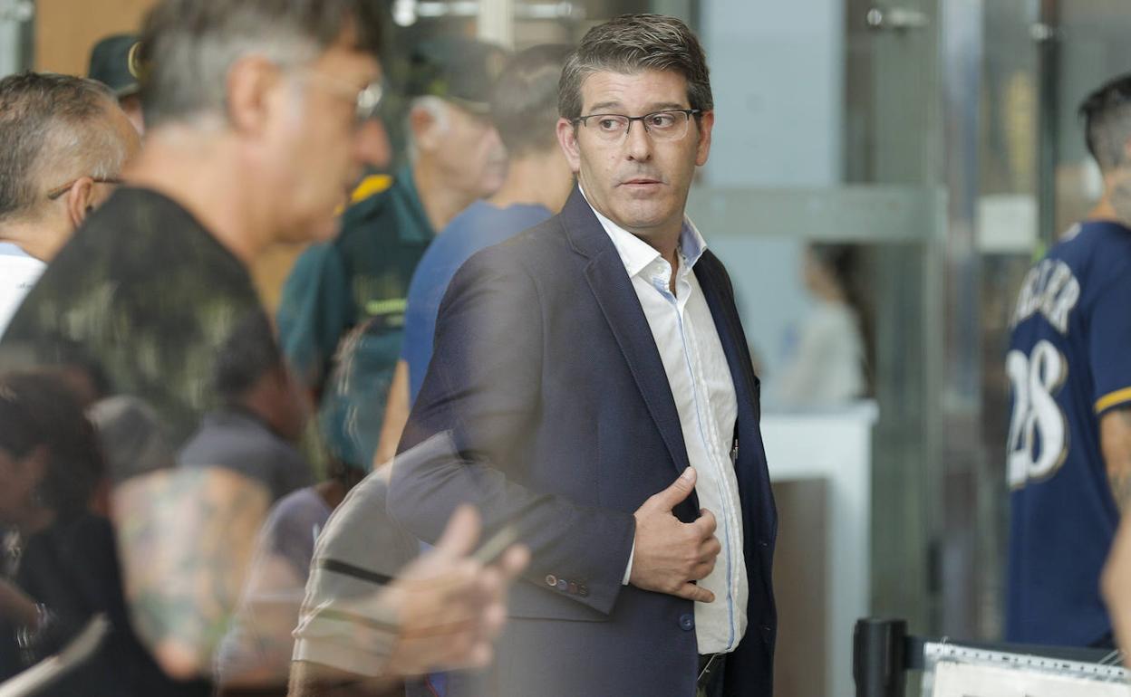 Jorge Rodríguez, a la entrada de la Ciudad de la Justicia. 