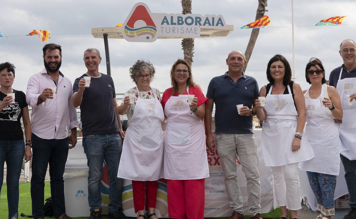 Los colaboradores en el reparto de horchata.