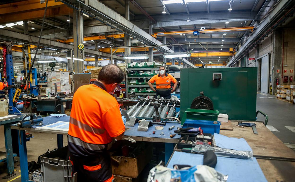 Operarios de una industria ferroviaria. 