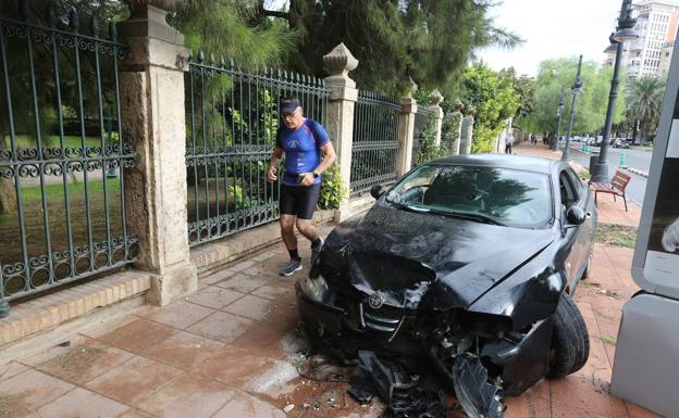 Un conductor ebrio se empotra contra la valla de Viveros