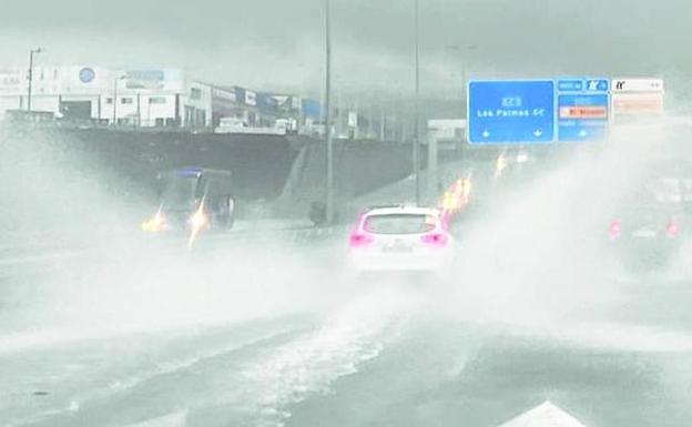 Las carreteras siguen anegadas de agua. 