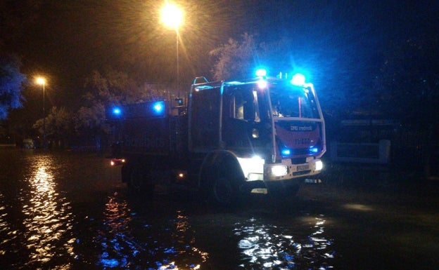 Uno de los vehículos de los bomberos por la zona de la Marineta Cassiana de Dénia. 