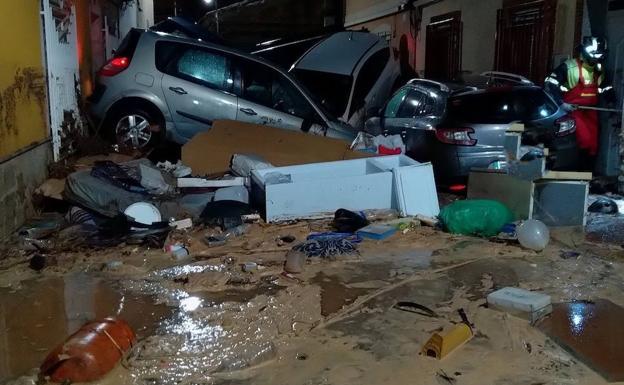 Coches y muebles arrasados por el agua en Javalí Viejo. 