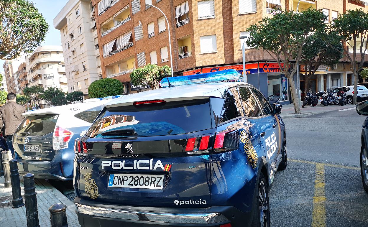 Un coche patrulla de la Policía Nacional de Gandia. 