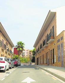Imagen secundaria 2 - Arriba, calle Luis Casanova, abajo, las plazas Vicente Iborra y Antonio Fuertes. 