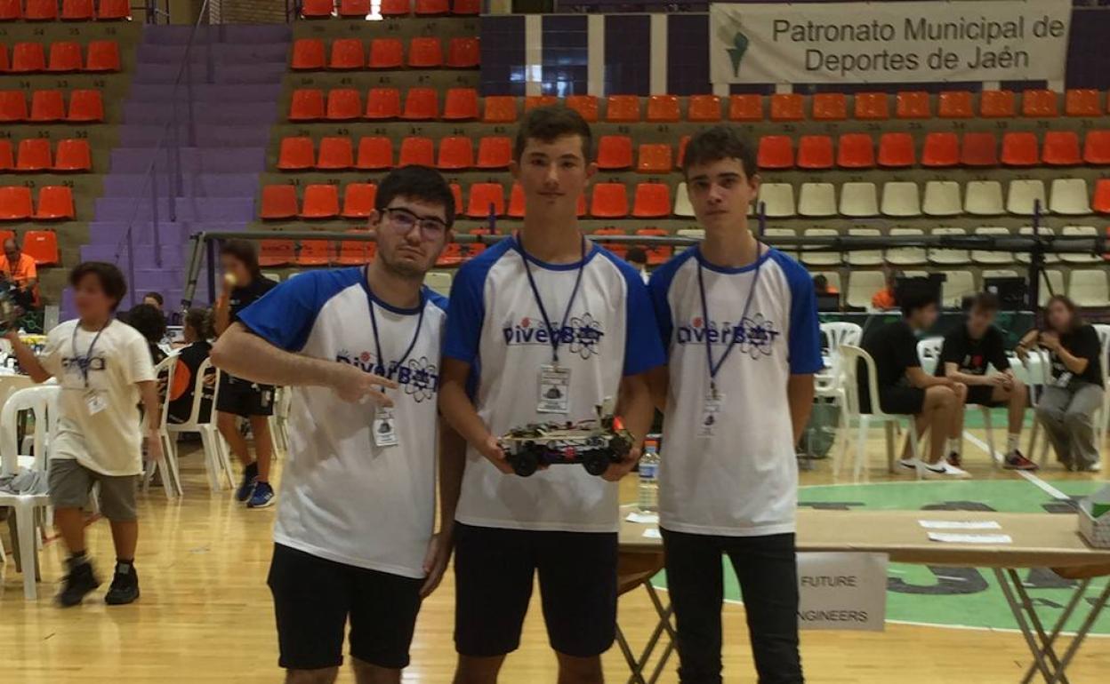 Los componentes del equipo Gamma Version con su coche en la final nacional de Jaen. 