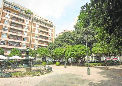 Imagen secundaria 1 - Arriba, calle Luis Casanova, abajo, las plazas Vicente Iborra y Antonio Fuertes. 