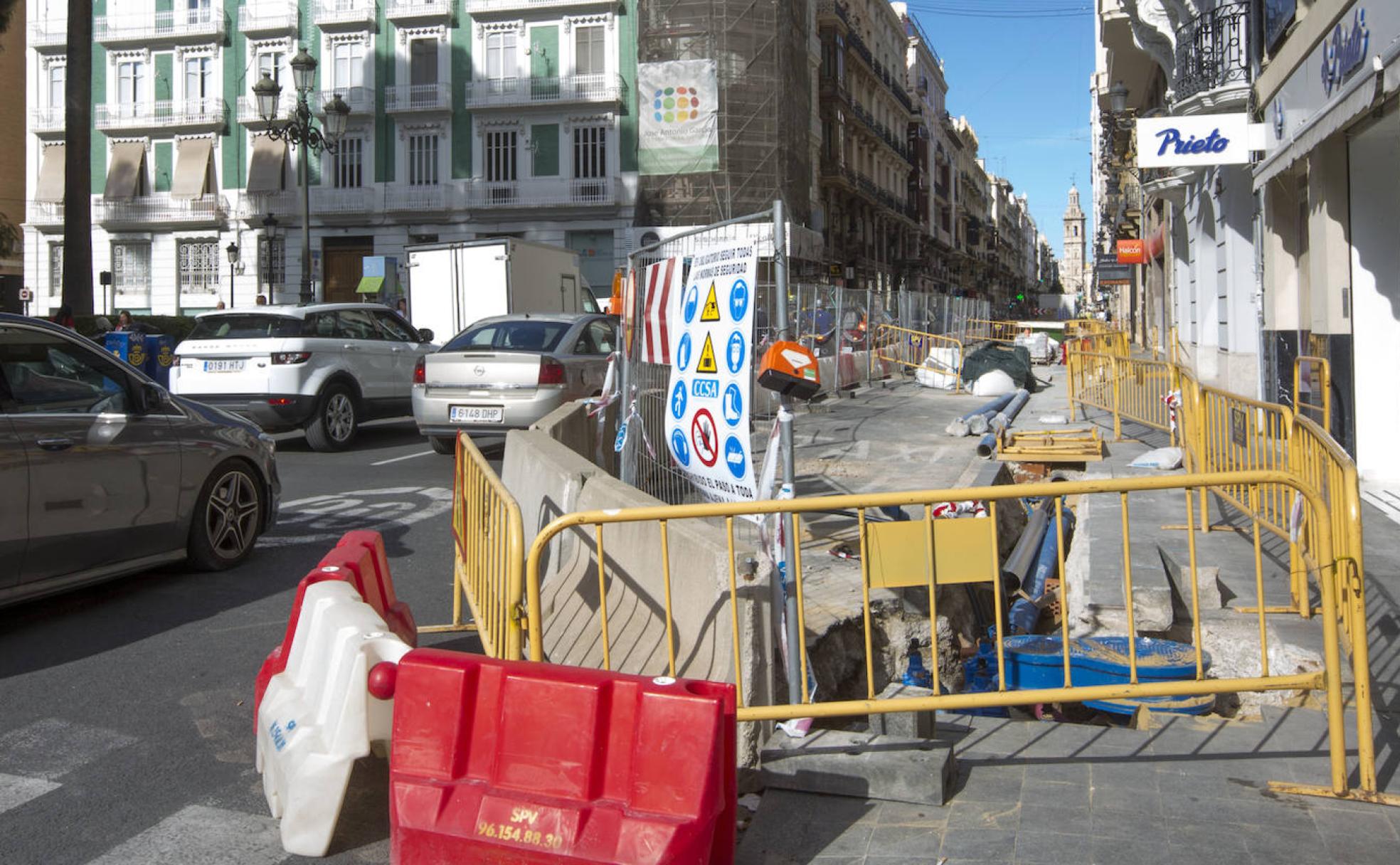 Atascos de tráfico en las nuevas obras de la calle de la Paz. 