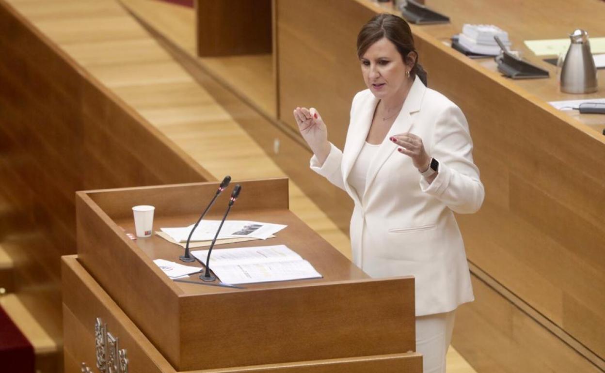 La síndica del grupo popular, María José Catalá, en la tribuna de Les Corts. 