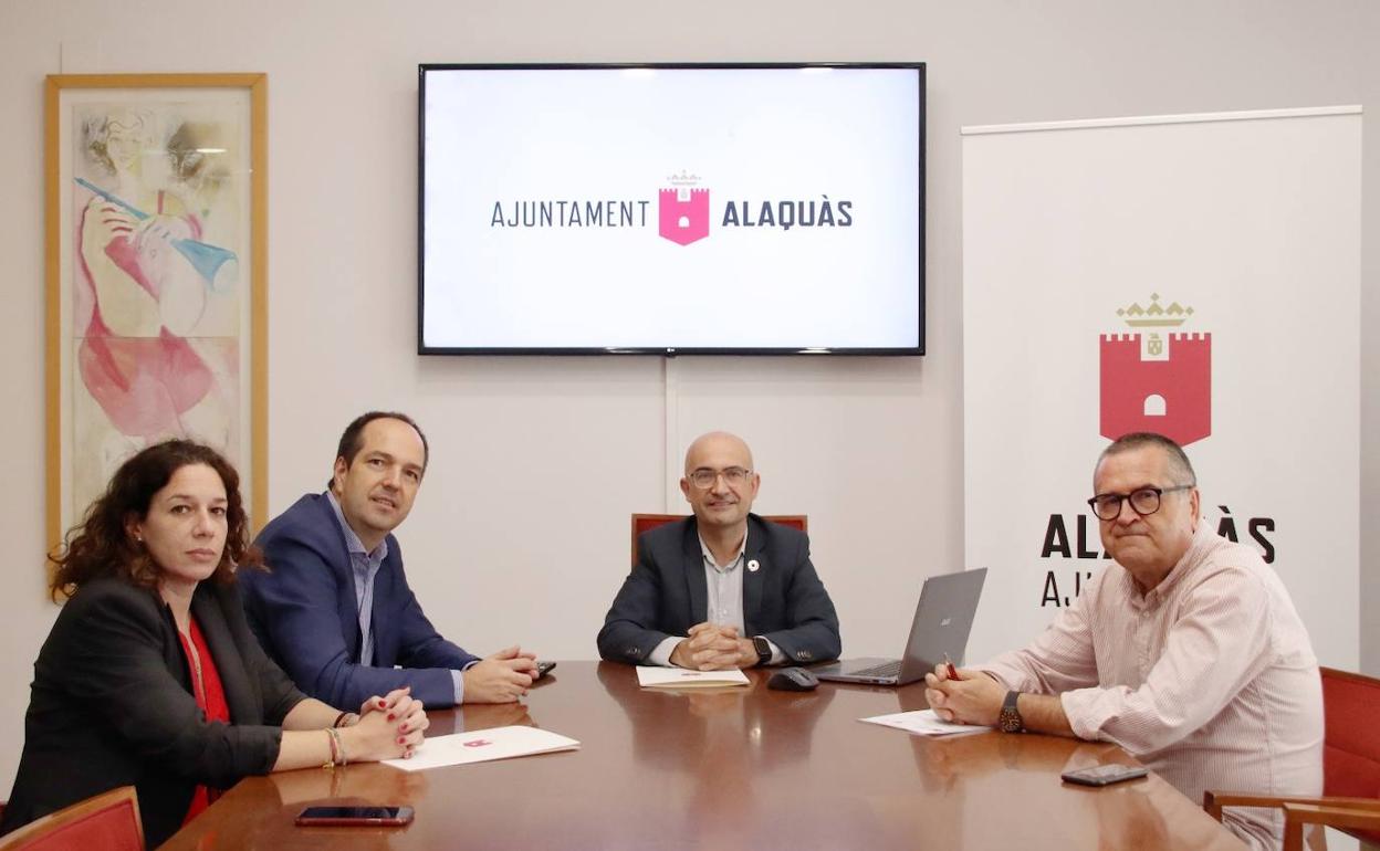 Los alcaldes, Toni Saura y Guillermo Luján en la firma del convenio. 