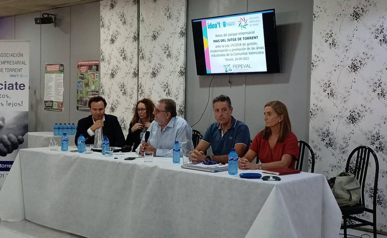 La mesa en la primera reunión con los representantes empresariales y autoridades locales. 