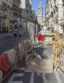 Imagen secundaria 2 - Comercios con difícil acceso, maquinaria en la calle de la Paz y zonas de paso habilitadas. 