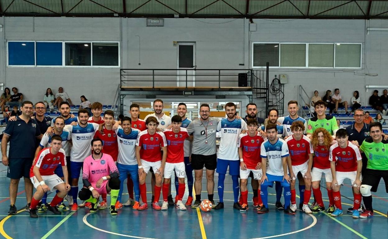 Los equipos del Paidos Mar Dénia y Racing Ondarense en la presentación de los colegiales. 