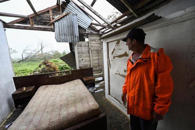 Alberto Naranjo muestra su casa destruida por las fuertes rachas de viento provocadas por Ian, de hasta 200 kilómetros por hora, en San Juan y Martínez, en la provincia de Pinar del Río.