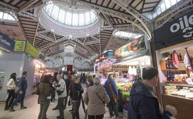 Una parada del Mercado Central, elegido mejor comercio del año en España