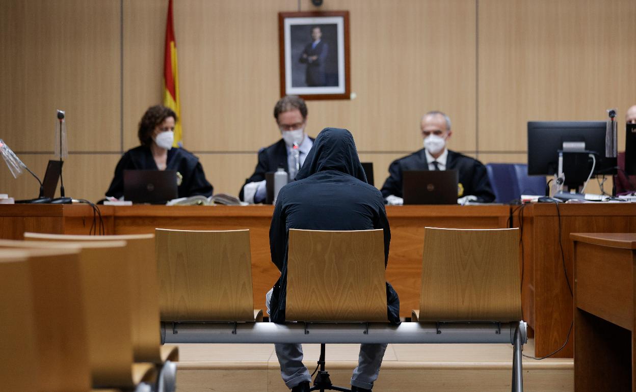 El entrenador infantil condenado por abusar de menores, en el inicio de su juicio en la Audiencia de Valencia. 