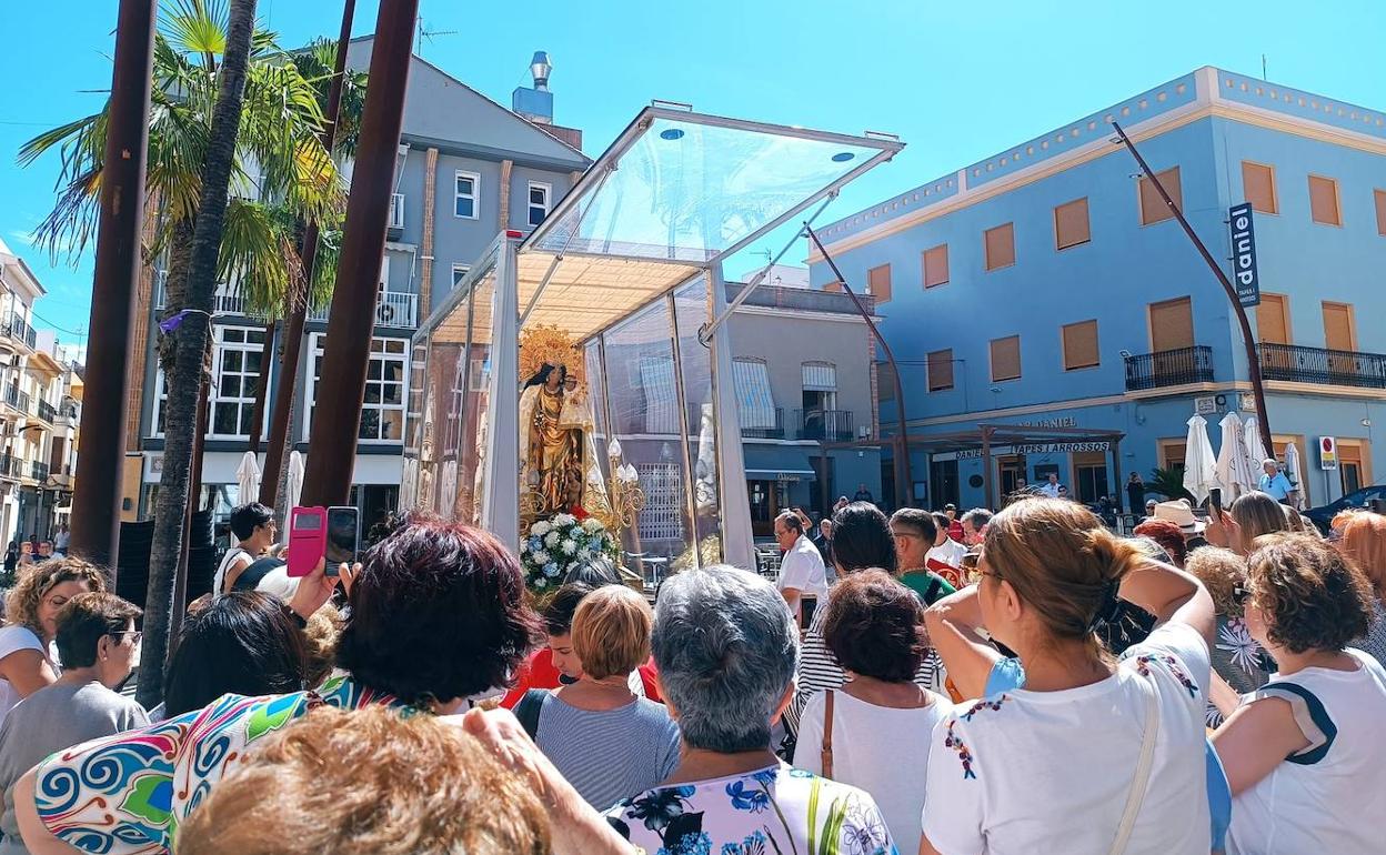 La Virgen de los Desamparados en la parada realizada en la plaza del Ayuntamiento de Pego. 