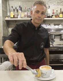 Imagen secundaria 2 - Arriba, la vitrina del bar. Abajo, un bocadillo de blanco y negro con habas. A la derecha, Rafael Conde.