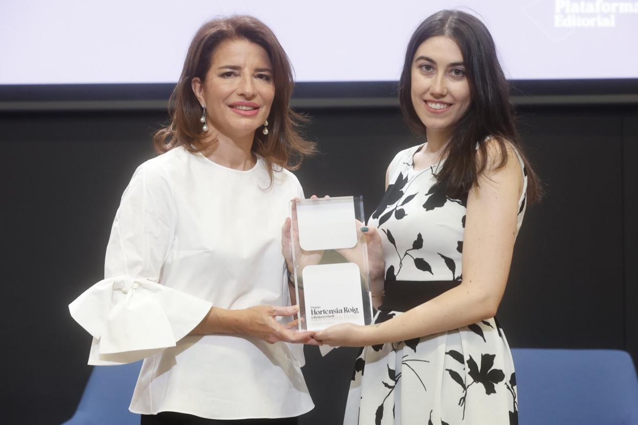 Hortensia Roig entrega el premio a la escritora Andrea Navarro. LP