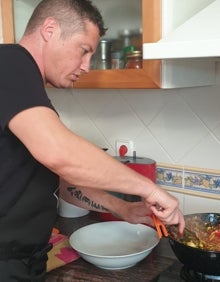 Imagen secundaria 2 - 'Pebreras farcidas' elaboradas por Jordi Aracil, momento en que recibió el premio del concurso y en su casa preparando el plato. 