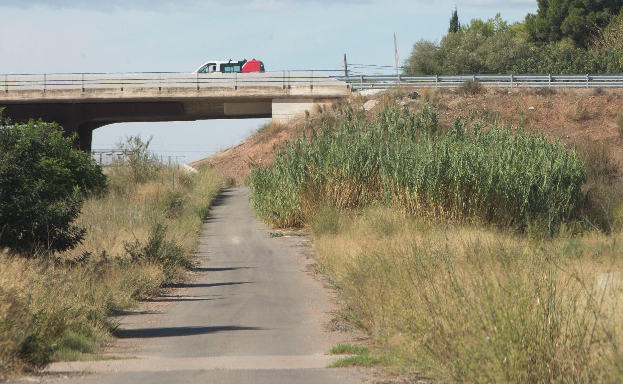 El puente donde la víctima recibió el disparo cuando conducía su furgoneta. 