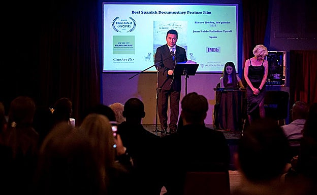 Luis Enrique Gaxiola Baqueiro, coproductor, recibe el premio en Nueva York.