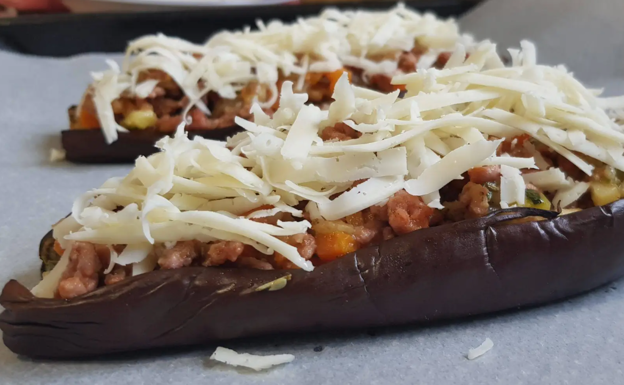 Cubrimos con queso rallado y volvemos a meter al horno durante 10-15 minutos. 