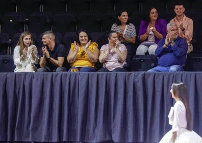 Imagen secundaria 1 - Candidatas infantiles, jurado viendo el ensayo y pase de una joven. 