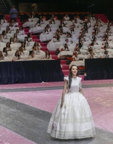 Imagen secundaria 2 - Candidatas infantiles, jurado viendo el ensayo y pase de una joven. 