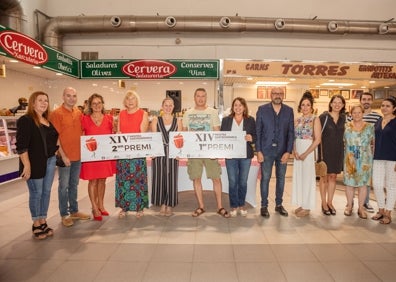 Imagen secundaria 1 - 'Pebreras farcidas' elaboradas por Jordi Aracil, momento en que recibió el premio del concurso y en su casa preparando el plato. 