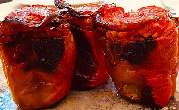 Imagen principal - 'Pebreras farcidas' elaboradas por Jordi Aracil, momento en que recibió el premio del concurso y en su casa preparando el plato. 