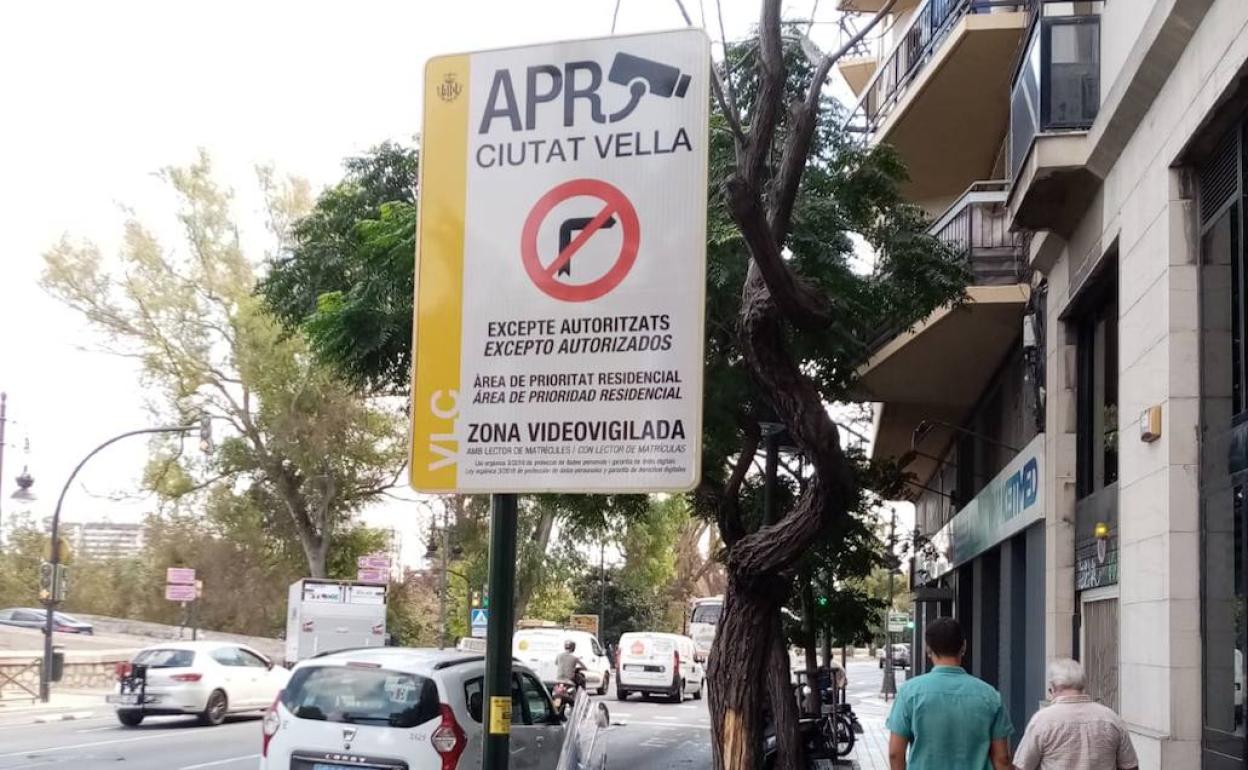 Placa de advertencia en la calle Conde Trenor. La cámara está colocada en la calle Salvador. 