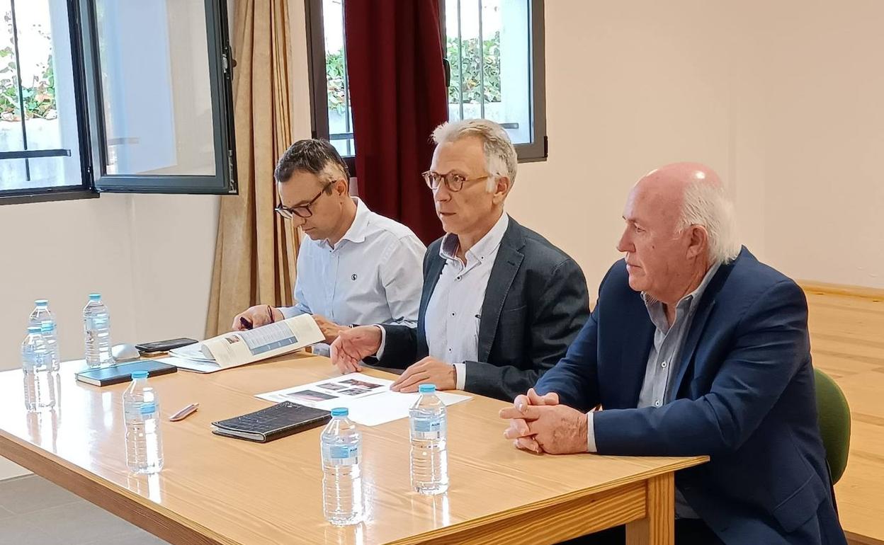 Roger Llanes, hoy, durante su intervención en la reunión celebrada en la Vall d'Ebo. 