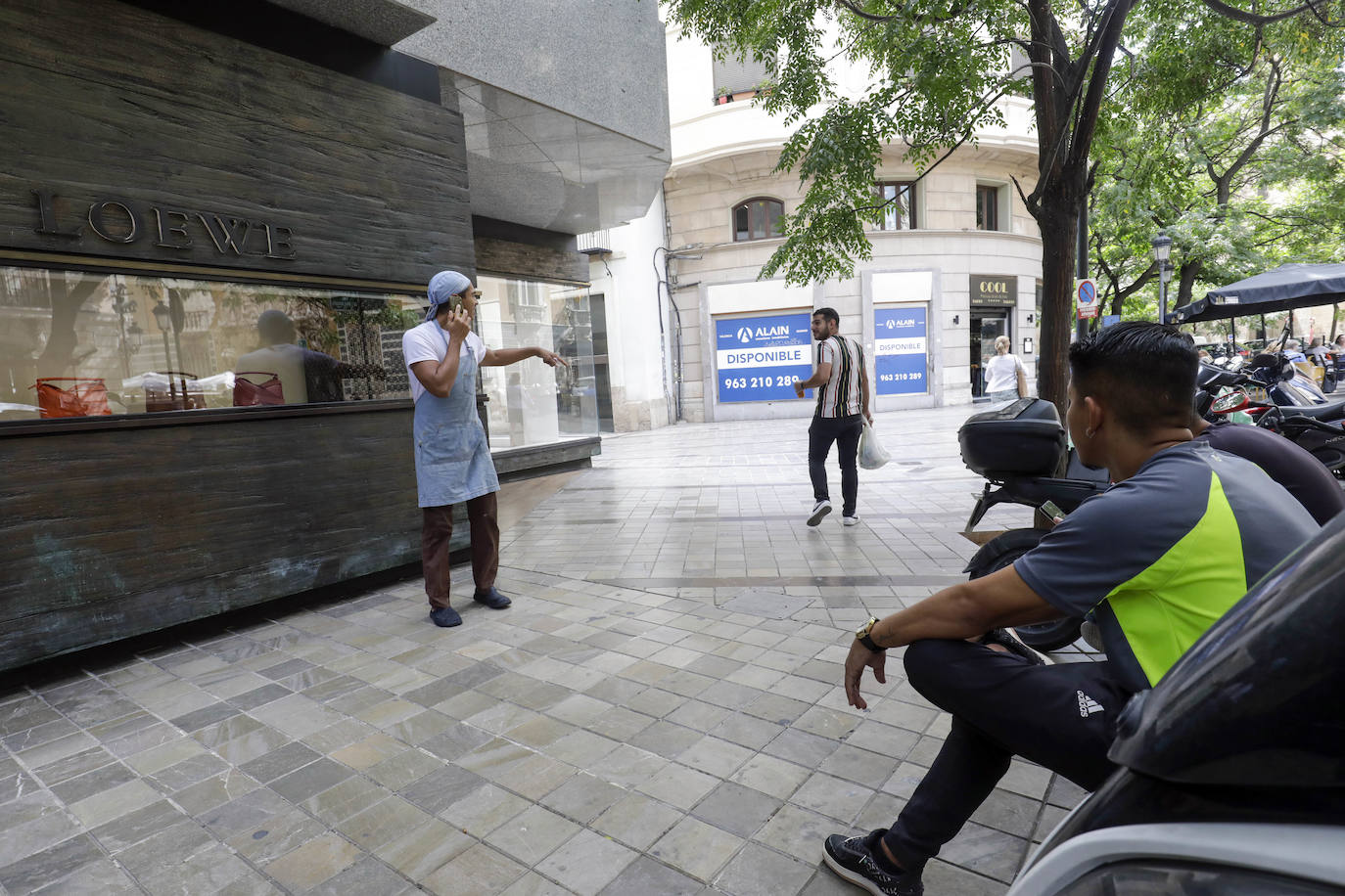 Fuga del lujo. La marcha de Loewe y Louis Vuitton apuntilla una zona lastrada por los alquileres disparados y la pérdida del atractivo de Valencia para las grandes marcas