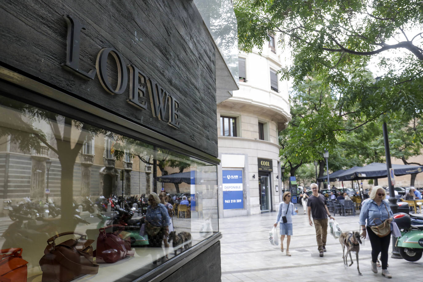 Fuga del lujo. La marcha de Loewe y Louis Vuitton apuntilla una zona lastrada por los alquileres disparados y la pérdida del atractivo de Valencia para las grandes marcas