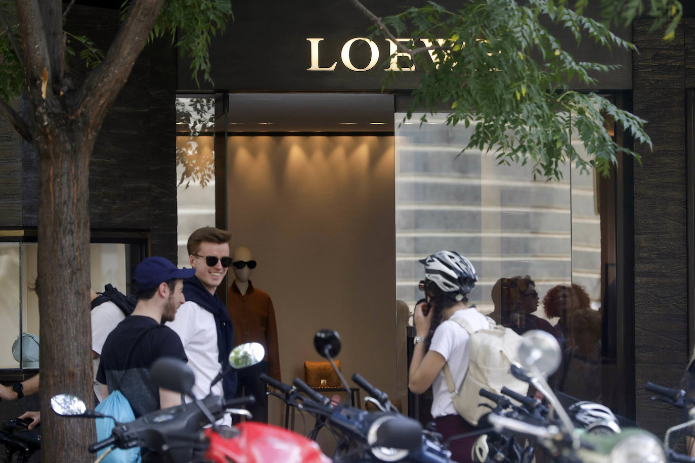 Fuga del lujo. La marcha de Loewe y Louis Vuitton apuntilla una zona lastrada por los alquileres disparados y la pérdida del atractivo de Valencia para las grandes marcas