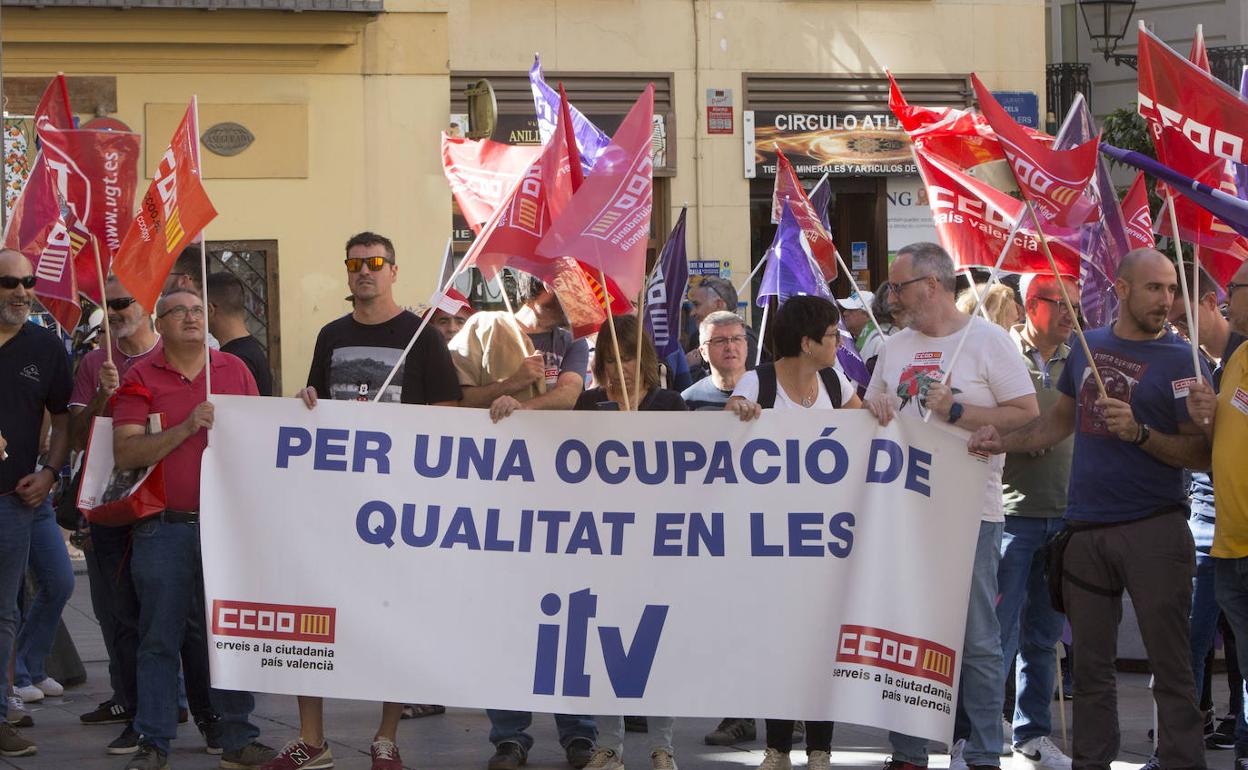 Concentración de trabajadores de la ITV frente al Palau de la Generalitat. 