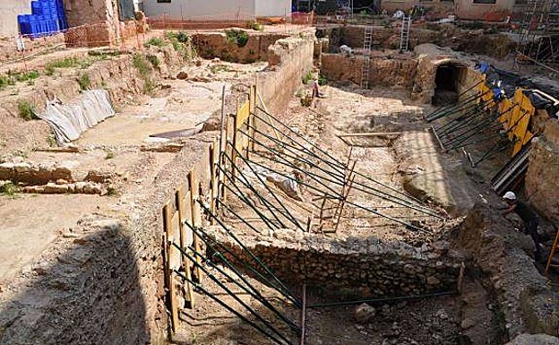 Apuntalamiento de una zona para evitar que haya desprendimientos, en una imagen del informe. 