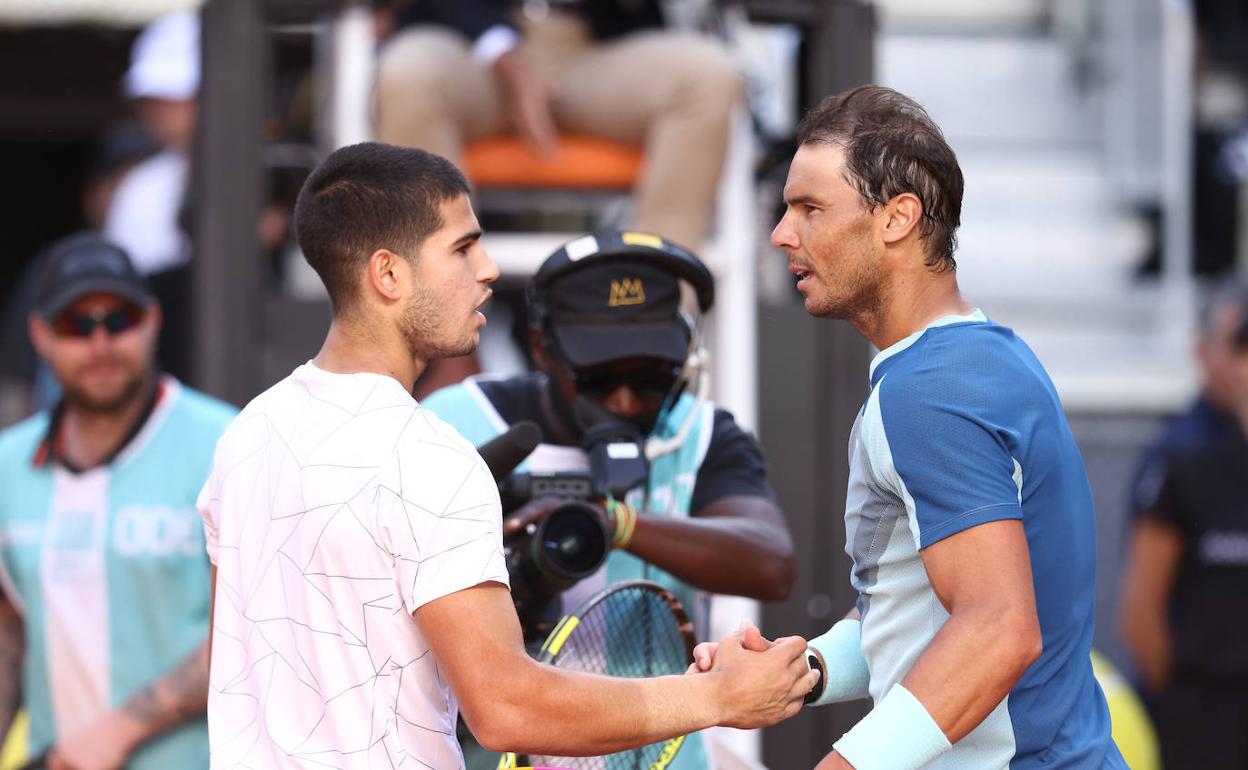 Carlos Alcaraz y Rafa Nadal se saludan durante el Mutua Madrid.