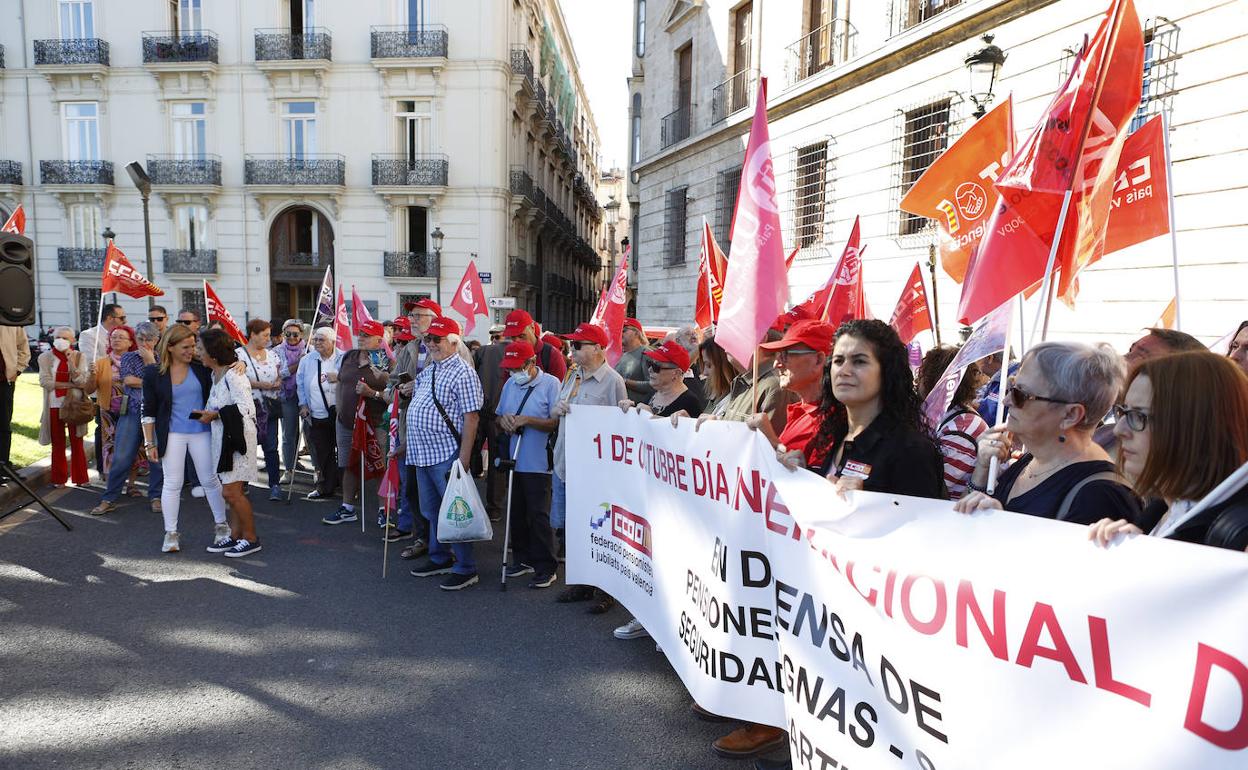 Concentración convocada por UGT y CC OO ante la Delegación de Gobierno en Valencia. 