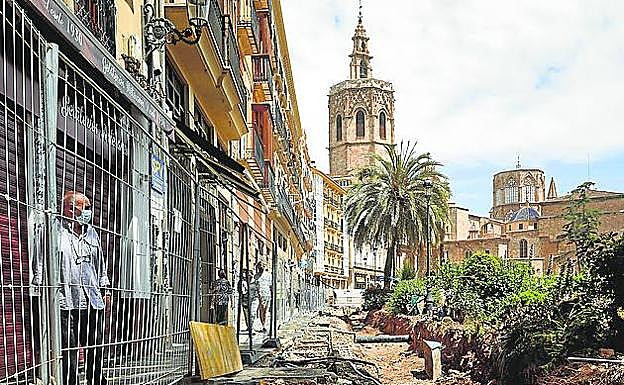 Vías del tranvía. Antiguo tendido que pasaba por el centro, descubierto durante las obras.