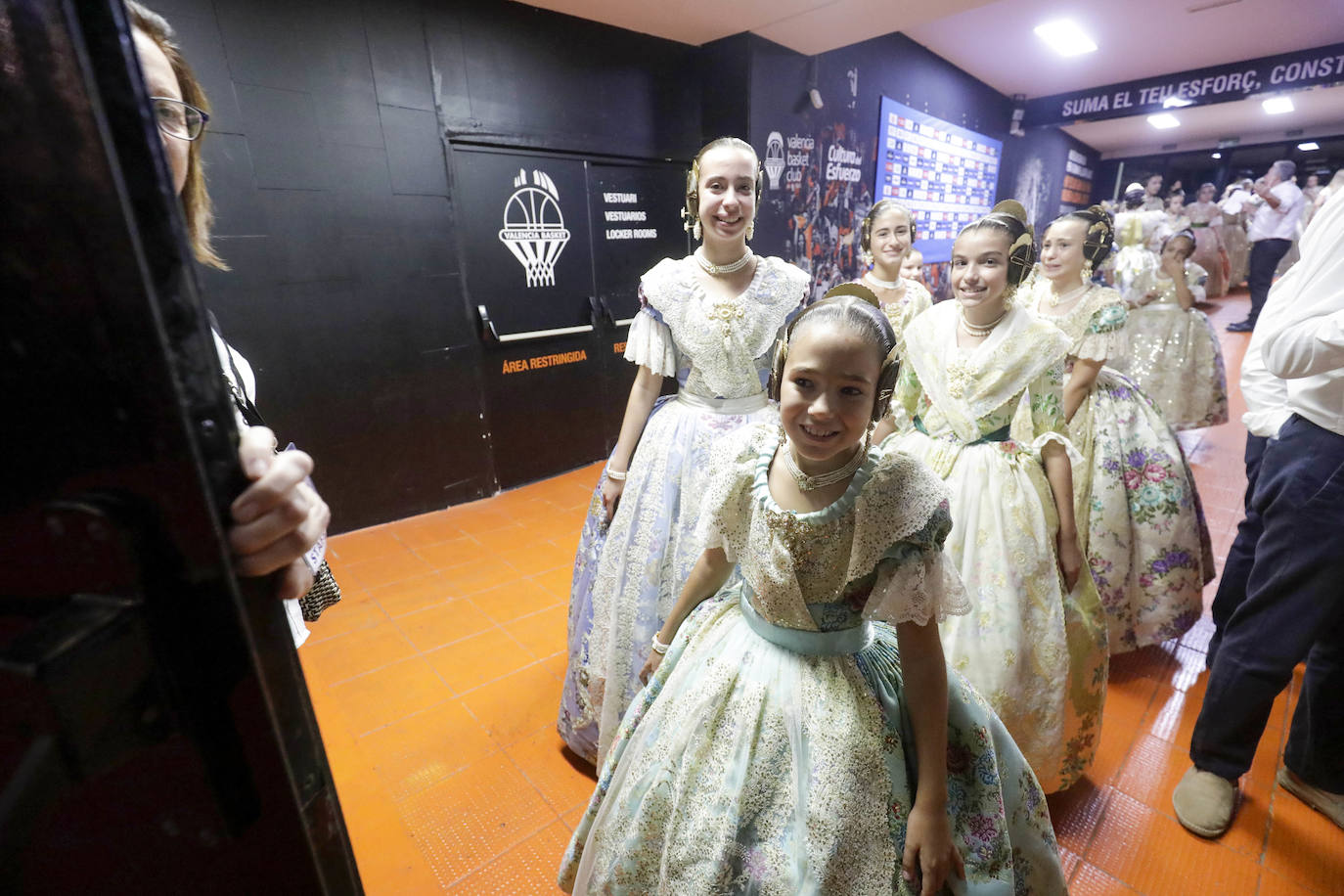 Las 146 falleras desfilan en un acto marcado por la música y la despedida de Carmen Martín y Nerea López.