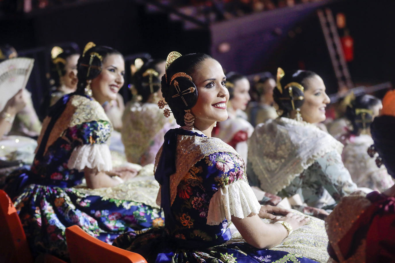 Las 146 falleras desfilan en un acto marcado por la música y la despedida de Carmen Martín y Nerea López.