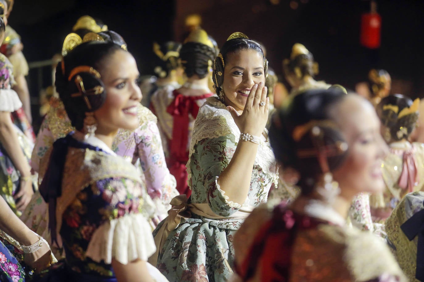 Las 146 falleras desfilan en un acto marcado por la música y la despedida de Carmen Martín y Nerea López.