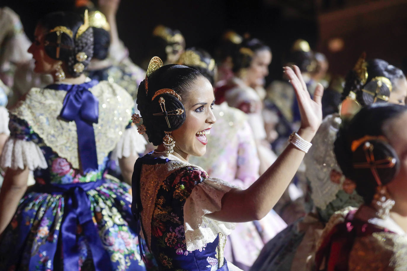 Las 146 falleras desfilan en un acto marcado por la música y la despedida de Carmen Martín y Nerea López.