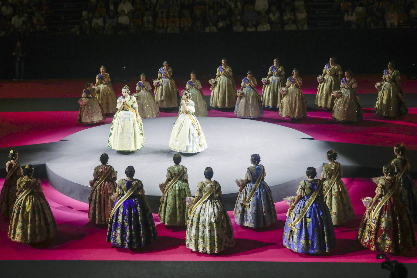 Las 146 falleras desfilan en un acto marcado por la música y la despedida de Carmen Martín y Nerea López.