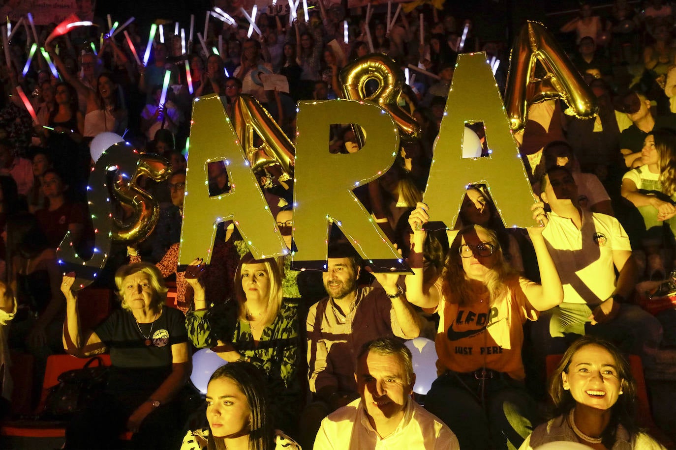 Las 146 falleras desfilan en un acto marcado por la música y la despedida de Carmen Martín y Nerea López.