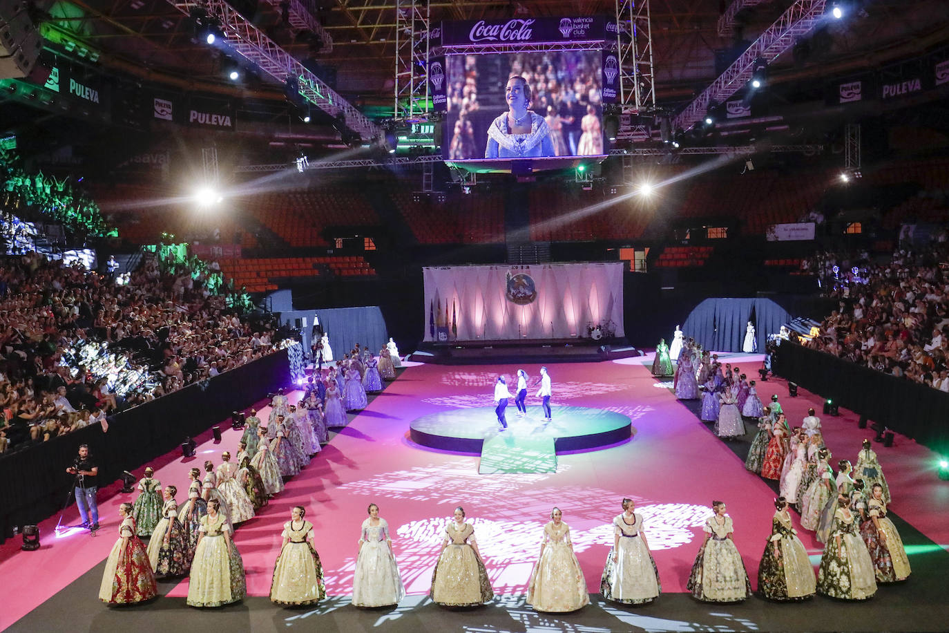 Las 146 falleras desfilan en un acto marcado por la música y la despedida de Carmen Martín y Nerea López.